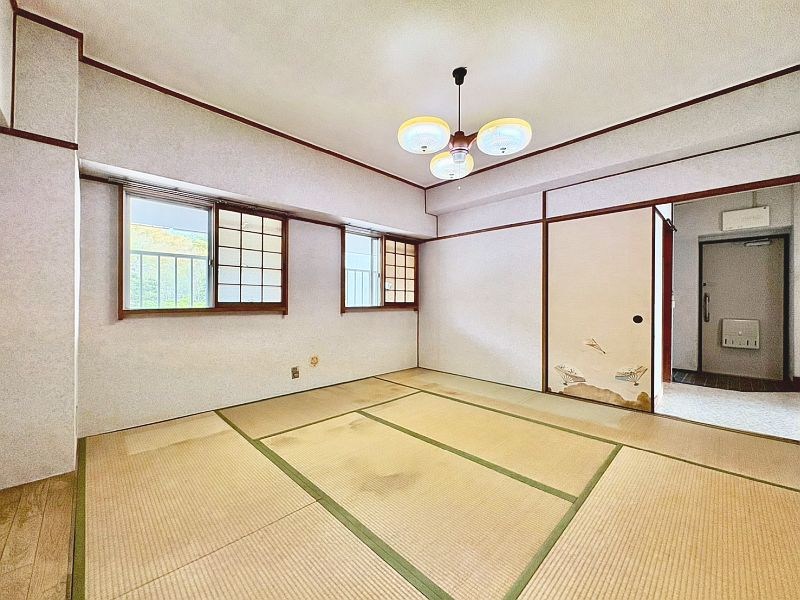 【CASA】若山台住宅34号棟 8帖の広々居室。大きめの家具を設置してもゆとりがあります。