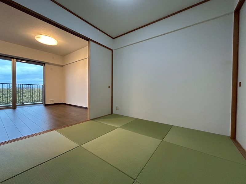 アールヴェール緑地公園 リビングに面した和室は、お子様のお昼寝や洗濯物置きにも便利。