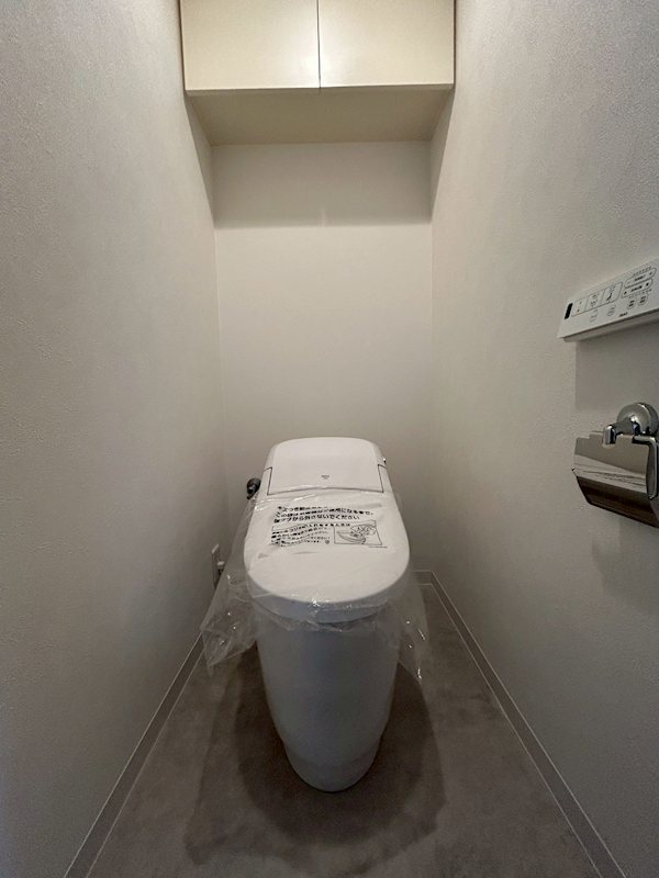 アールヴェール緑地公園 収納スペースがございますので掃除用品やトイレットペーパーを収納できます。