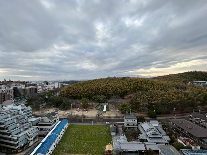 アールヴェール緑地公園 窓から見えるバルコニーが部屋の空間を広く見せてくれるのも魅力的です