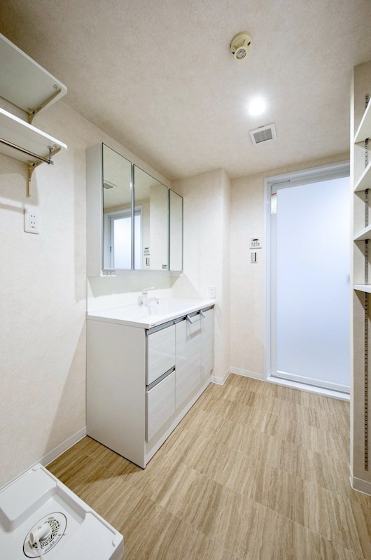 【CASAの仲介】セントラル武庫之荘本町 朝の身支度がはかどる使い勝手の良い設計へアップデート。空間全体の統一感も高まり、より快適な毎日をサポートします。