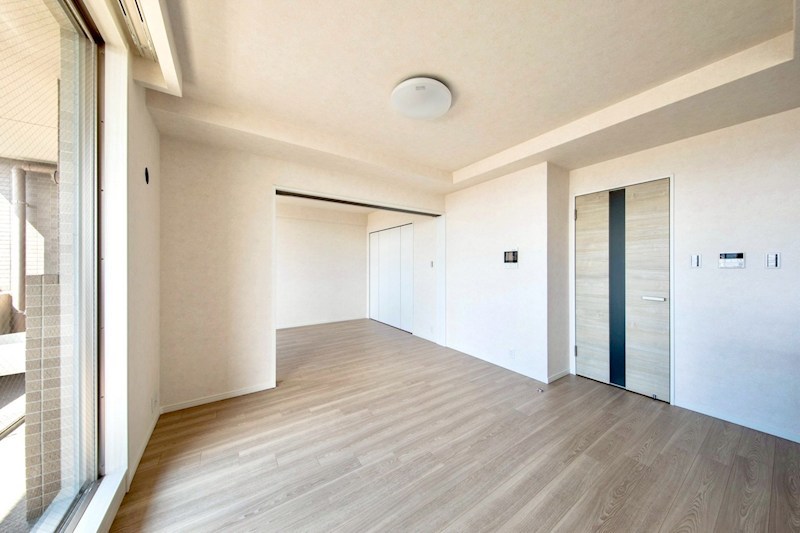 【CASAの仲介】セントラル武庫之荘本町 隣接する洋室のドアを開ければ、LDKとつながる広々とした開放空間が広がります。来客時やお子様の遊び場など、用途に応じてフレキシブルにお使いいただけます。