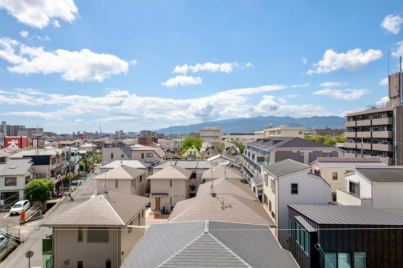 【CASAの仲介】セントラル武庫之荘本町 6階建ての5階部分・西向き住戸。午後からたっぷりと陽光が差し込み、夕景も楽しめる開放感あるお部屋です。