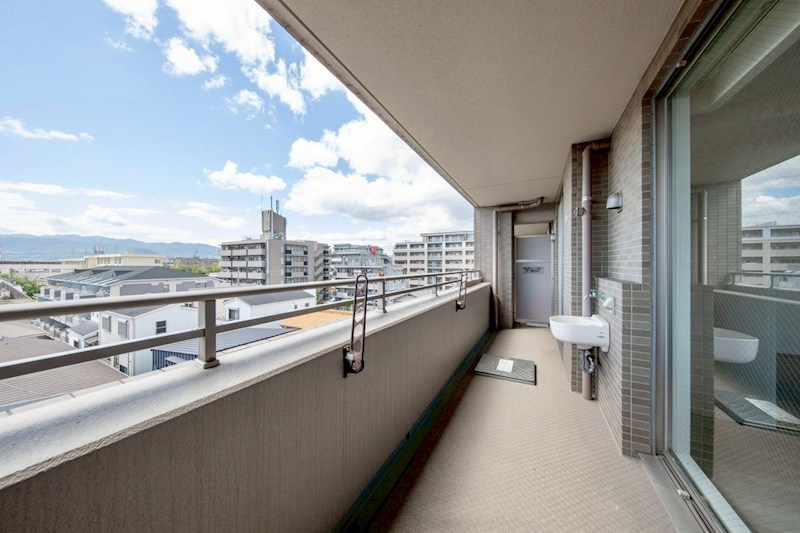 【CASAの仲介】セントラル武庫之荘本町 バルコニーからは青空を見上げられ、開放感あふれる空間。外の風を感じながら、ゆったりとした時間を楽しめます。
