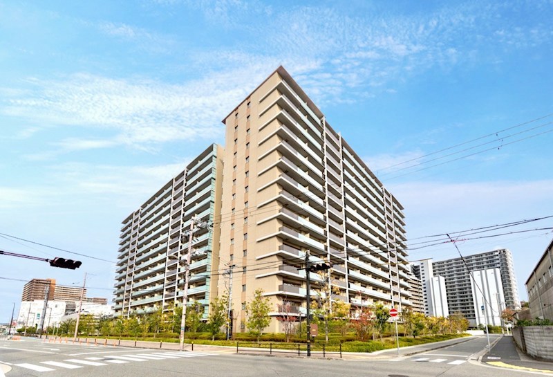 JR東海道線「尼崎」駅徒歩4分の好立地。通勤・通学に便利で、周辺にスーパーや飲食店が揃い忙しい毎日を快適にサポート。