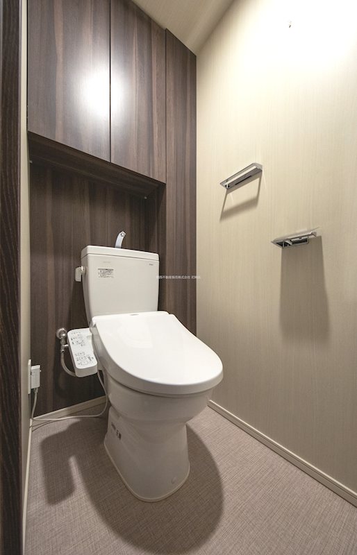 【CASAの仲介】クラッシィハウス尼崎GRAND PLACE 落ち着いた色合いでまとめられたトイレ空間。毎日使う場所だからこそ、清潔感と使い心地に配慮され、ゆったりとした気持ちでご利用いただけます。