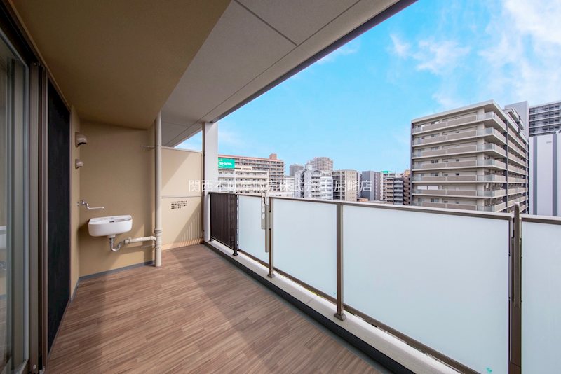 【CASAの仲介】クラッシィハウス尼崎GRAND PLACE 開放的な空が広がる東向きバルコニー。朝の陽光が差し込み、爽やかな風を感じながら穏やかな時間を過ごせます。