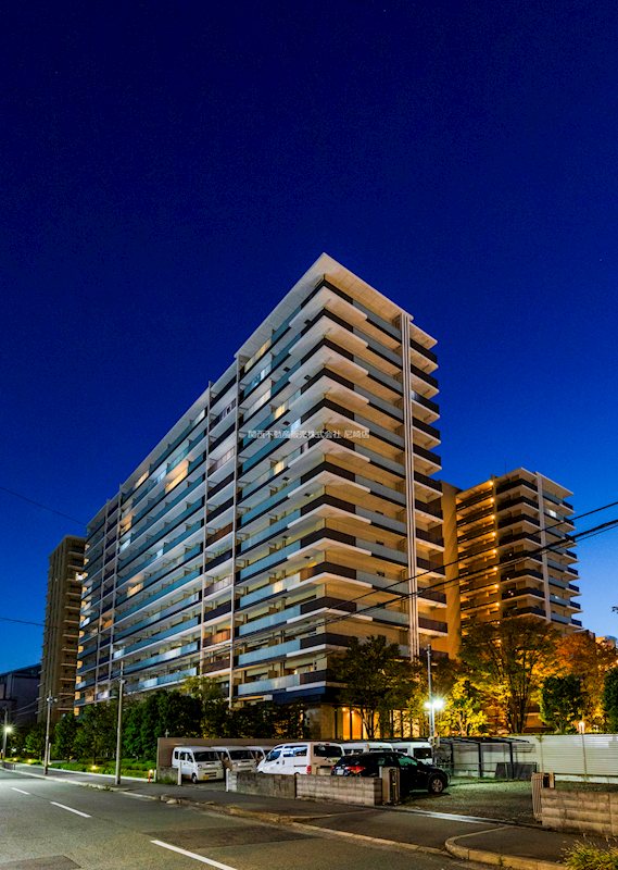 【CASAの仲介】クラッシィハウス尼崎GRAND PLACE 夜は建物全体がやわらかな光に包まれる上質な佇まい。