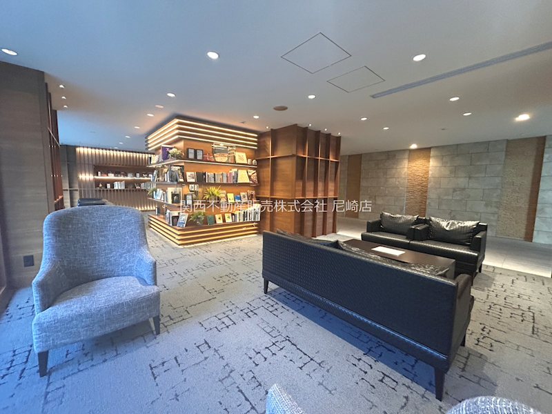 【CASAの仲介】クラッシィハウス尼崎GRAND PLACE 充実した設備に加え、住民専用のブックラウンジ付き。読書やリモートワーク、ちょっとした気分転換にも使える上質な共用空間が、毎日の暮らしをより豊かに彩ります。
