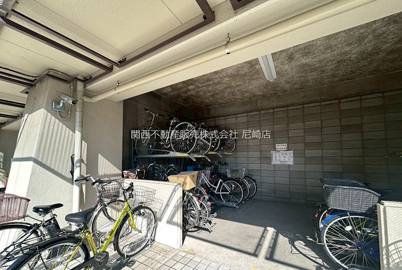 千舟リバーサイドヴィラD棟 駐輪場には屋根もございますので、雨にも濡れません。