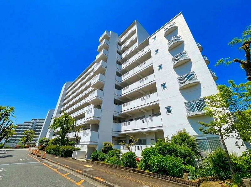 【現地写真】阪急バス「新家」停まで徒歩4分、2沿線利用可能です。また、オール電化使用のマンションとなっています。