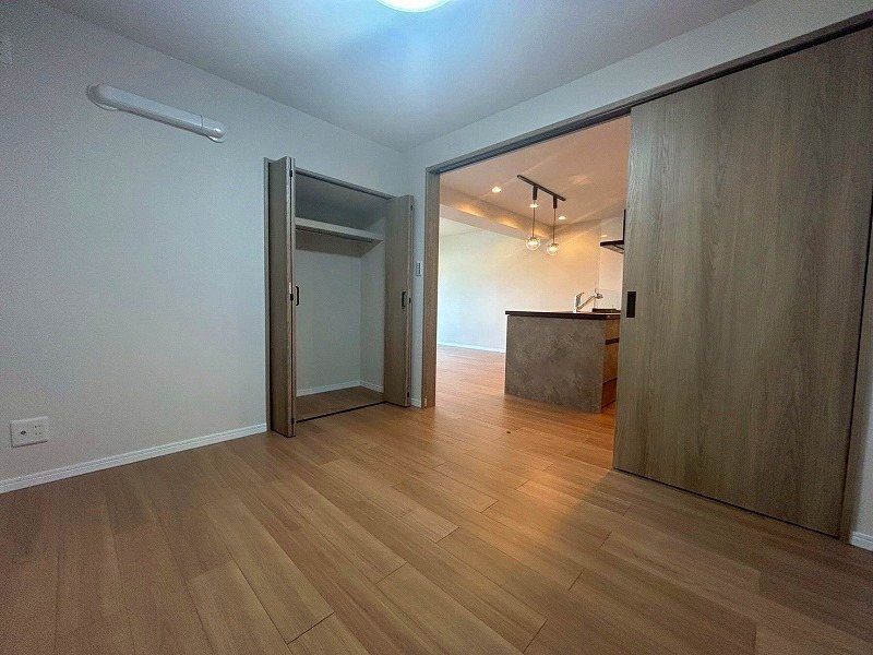 箕面東コーポラス 【リビング以外の居室】閑静な住宅街。静かで落ち着いた環境でお住まいいただけます。箕面東公園も(徒歩7分)も近く、緑豊かな街並みが特徴的です。