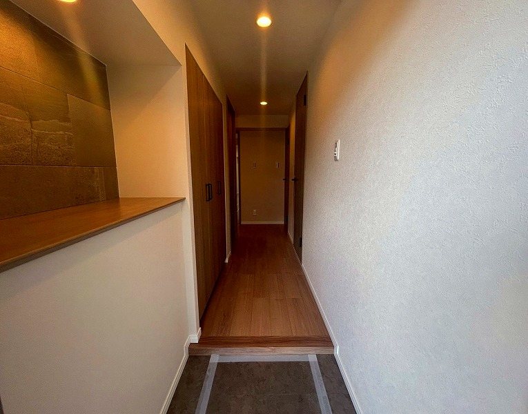箕面東コーポラス 【玄関】全室壁紙貼り替えに加えてトイレなども新規交換！生まれ変わった空間があなたの新生活をサポートします。