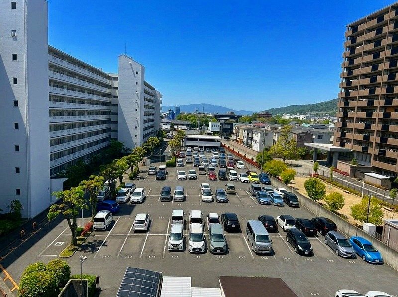 箕面東コーポラス 【駐車場】車をお持ちの方も車を手放すことなくお住みいただけます。駐車スペースもしっかりと確保されているため、スムーズに出し入れが出来そうです！