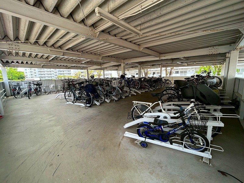 箕面東コーポラス 【駐輪場】屋根付きの駐輪場がございます。雨の日でも濡れることなく、乗り降りできるため、大変便利です！