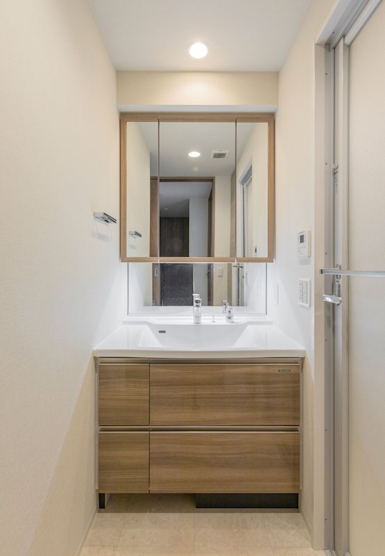【CASAの仲介】ワコーレ伊丹西台ステーションエンブレム 朝の身支度が快適に！広々洗面台と大容量ミラーキャビネットで収納も◎。明るい照明が心地よい空間を演出。清潔感あふれるモダンデザインが日々の生活を彩ります。