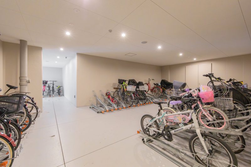 【CASAの仲介】ワコーレ伊丹西台ステーションエンブレム 雨の日も風の日も大切な自転車をしっかり守る屋内駐輪場完備！通勤・通学、休日のサイクリングも快適にスタートできます。