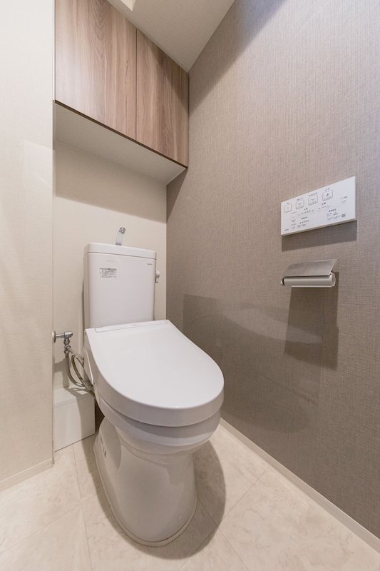 【CASAの仲介】ワコーレ伊丹西台ステーションエンブレム 白を基調とした清潔感あふれるモダンなトイレ空間。高機能な温水洗浄便座で毎日を快適にサポート。