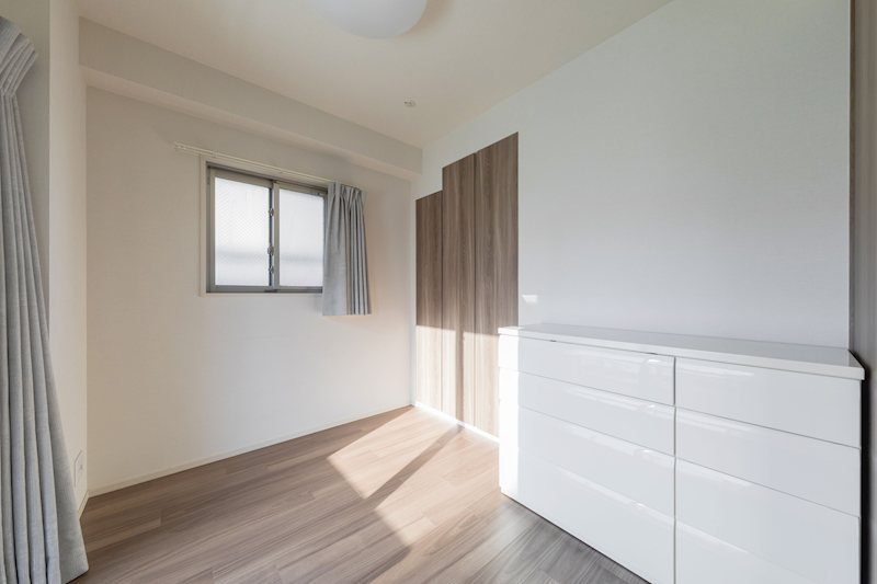【CASAの仲介】ワコーレ伊丹西台ステーションエンブレム 温もりある木目フローリングに陽光が降り注ぐ、心地よい空間。たっぷり収納できるクローゼット完備。
