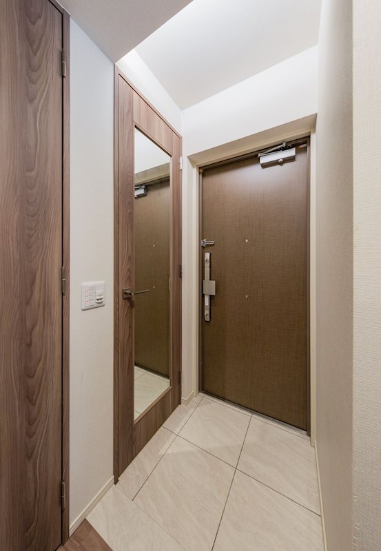 【CASAの仲介】ワコーレ伊丹西台ステーションエンブレム 明るい光が差し込む玄関は、毎日を気持ちよくスタート。全身鏡でお出かけ前の身だしなみチェックも完璧。
