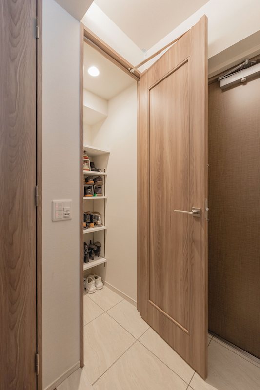 【CASAの仲介】ワコーレ伊丹西台ステーションエンブレム 家族や来客を気持ちよく迎えられる明るい玄関。大容量のシューズクロークで、散らかりがちな靴もベビーカーもすっきり収納！いつも清潔に保てて、毎日気持ちよく出入りできます。