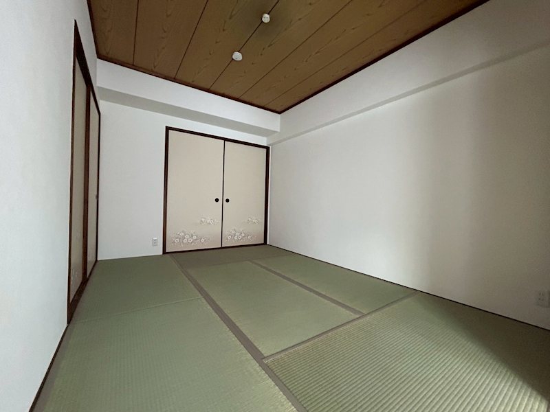クラウンハイム東淀川2番館 リビングに面した和室は、お子様のお昼寝や洗濯物置きにも便利。