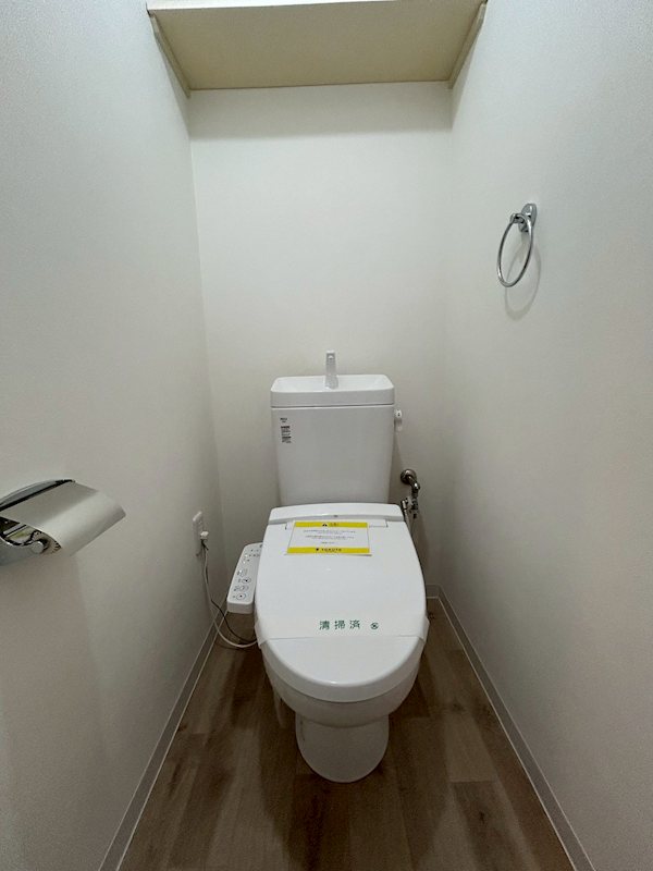 クラウンハイム東淀川2番館 ウォシュレット設備で快適な温水洗浄便座付きの広く明るいトイレです。