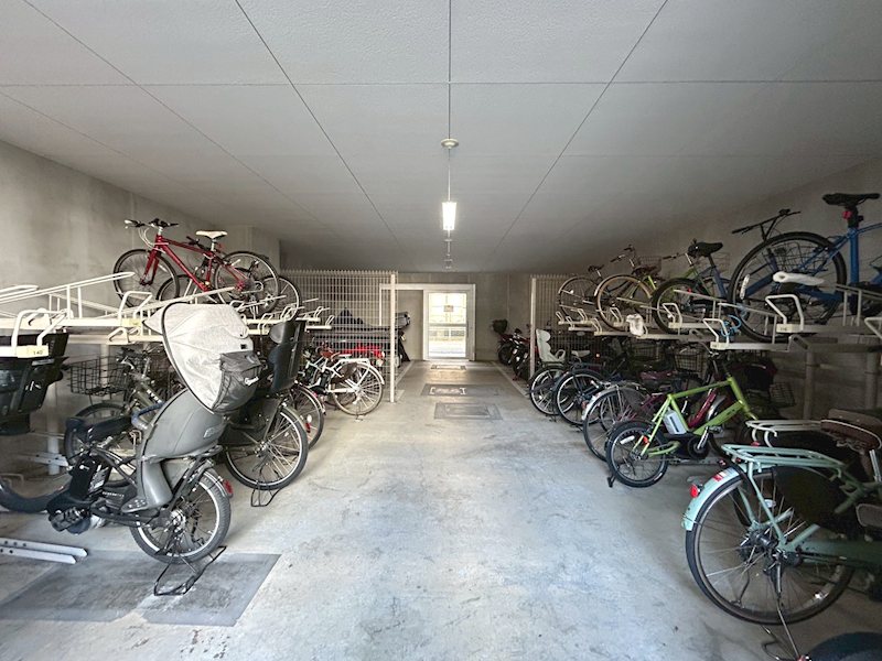 インプレスト千里中央 お子様とのサイクリングも安心！広々屋根付き駐輪場で、雨の日も荷物が多くてもスムーズ駐車。大切な自転車も清潔に保てます。家族の笑顔が広がる快適な毎日をサポートする、便利な設備が魅力の住まいです。