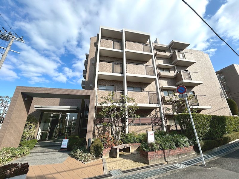ステラヒルズ千里山星が丘 【CASAの仲介】ステラヒルズ千里山星が丘　陽光と風が心地よい、開放的なバルコニーが魅力。青い空の広さを感じながら、家族の笑顔が溢れる穏やかな毎日を過ごしませんか。理想の住まいがここにありますよ。