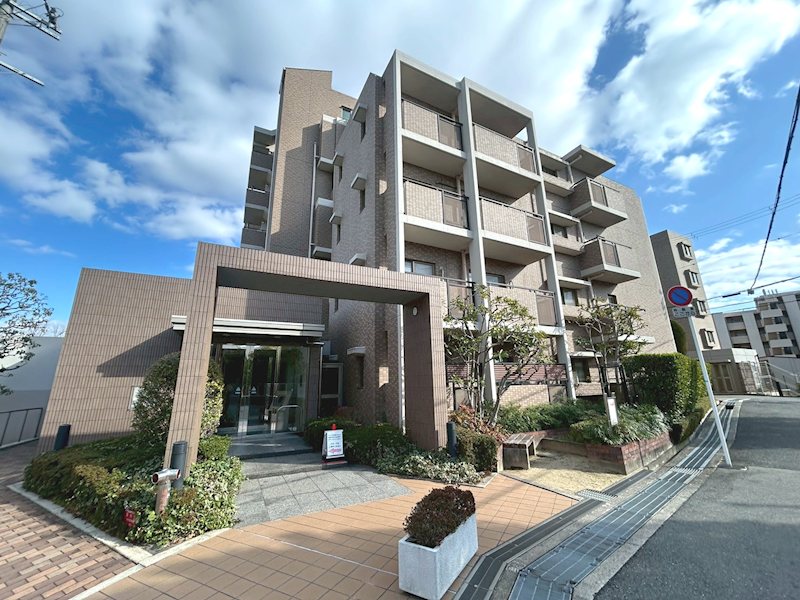 ステラヒルズ千里山星が丘 美しいフォルムと豊かな緑が調和する、都市の中のオアシス。心安らぐ邸宅で、あなたの新たな物語を始めましょう。