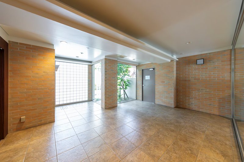 カサーレ茨木園田町 落ち着いた住宅街に位置するマンションで、快適な暮らしを実現できます。