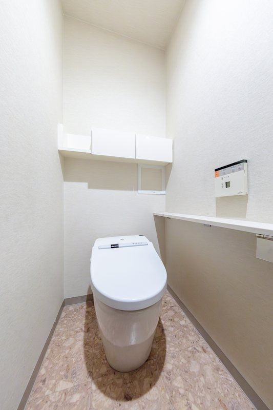 カサーレ茨木園田町 温水洗浄機能付の清潔感のあるトイレ。