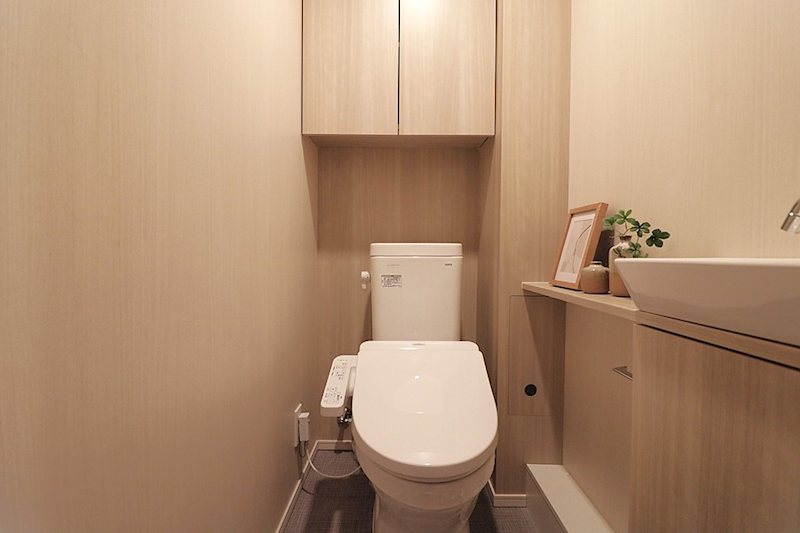 レーベン千里青山台GRANHIGH 収納スペースがございますので掃除用品やトイレットペーパーを収納できます。