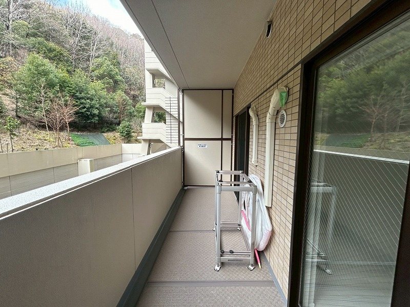 コスモフォレスタ箕面 【バルコニー】バルコニー面積は26.04㎡ございます！南東向きのため、天気の良い日にはご家族全員分の洗濯物が良く乾きそうですね！