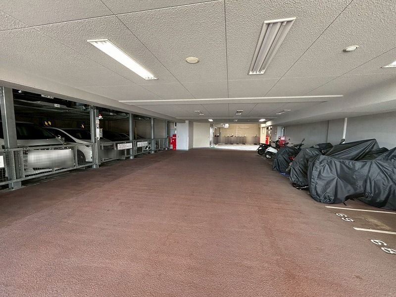 コスモフォレスタ箕面 【共用部駐車場】共用駐車場となっております。すでに車をお持ちの方も検討中の方もカーライフをあきらめることなく、お住みいただけます！