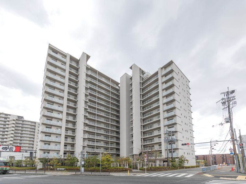 JR「高槻駅」より徒歩9分・阪急線「高槻市駅」より徒歩12分と交通至便な立地です。