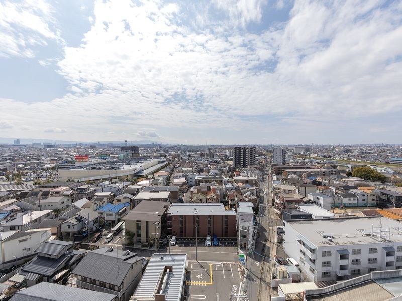 【CASA】レ・ジェイド高槻≪駅徒歩圏×大阪北摂を一望する上質な暮らし≫ 青い空と白い雲が広がる開放的な眺望。日々の忙しさを忘れ、広がる街並みを一望できる贅沢な暮らし。遠くの山々まで見渡せ、季節の移ろいを肌で感じる住まいです。