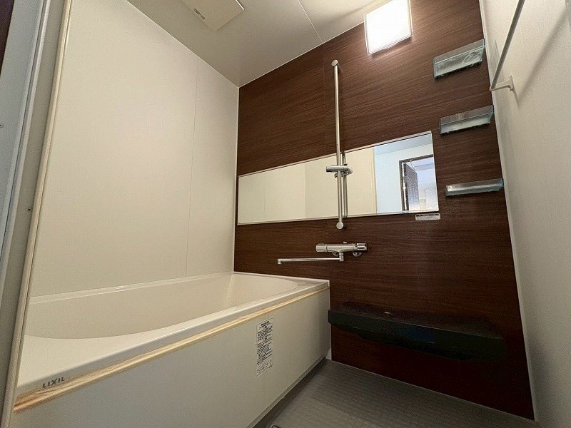 【CASA】朝日プラザ逆瀬川南 【浴室】浴室も清潔感があり、空間に広がりを感じる色使いとなっております。棚付きのため、使用するものを置いておくことができ大変便利です！