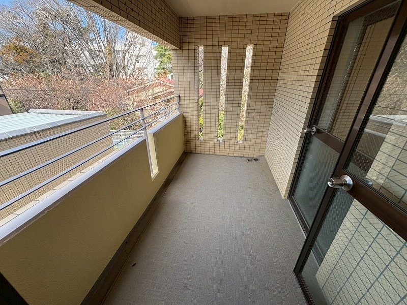 【CASA】朝日プラザ逆瀬川南 【バルコニー】3面バルコニーとなっております。天気の良い日にはご家族全員分の洗濯物を干すことが出来ます！風通しも良好です！