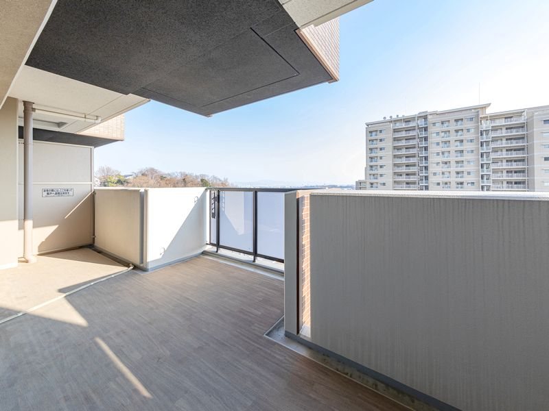 【CASA】 グランドパレス彩都あさぎ 【バルコニー】南向きのバルコニーです。広さがありますので、お洗濯はもちろんガーデニングなどもお楽しみいただけます。