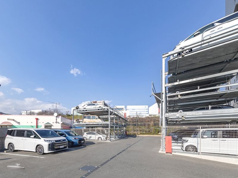 【CASA】 グランドパレス彩都あさぎ 【共用部駐車場】共用部駐車場となっております。空き状況・月額料金についてはお気軽にお問い合わせください♪