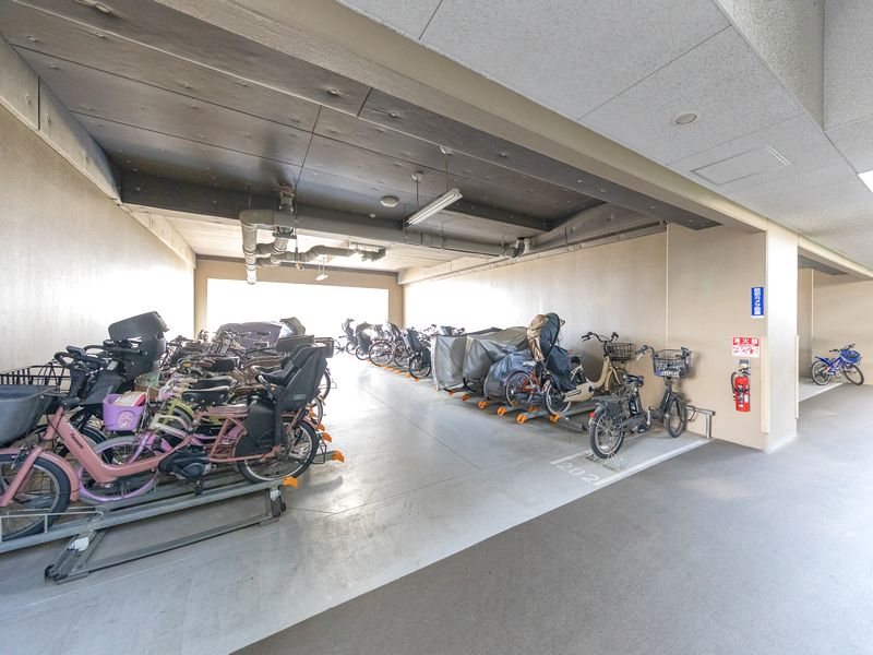 【CASA】 グランドパレス彩都あさぎ 【共用部駐輪場】屋内の駐輪場となっております。雨の日でも濡れることなくお荷物を降ろしたり、お子様を乗せたりすることが可能です。
