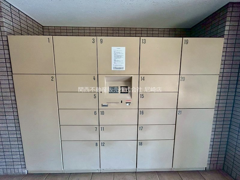 ライオンズマンション尼崎ガーデンシティ 宅配ボックス完備で、外出中でも荷物の受け取りが可能。忙しい日常でも便利で安心な生活をサポートします。