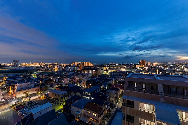 ネオ甲子園 夜になると街の灯りが輝き、静かで落ち着いた雰囲気に包まれます。高層階ならではの開放感のある夜景を眺めながら過ごす、特別な時間を…
