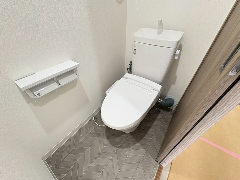千里中央パークヒルズB棟 ウォシュレット設備で快適な温水洗浄便座付きの広く明るいトイレです。
