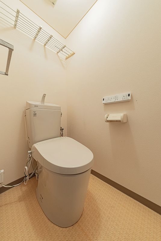 【CASA】藤和コアティ高槻ハイタウンコアB棟 令和7年に交換済みの清潔感あふれるトイレ。