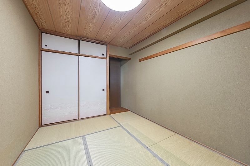 【CASA】藤和コアティ高槻ハイタウンコアB棟 リビングに隣接する和室。来客用のお部屋としても、家事の合間に足をのばしてひと休みするスペースとしても使えます！