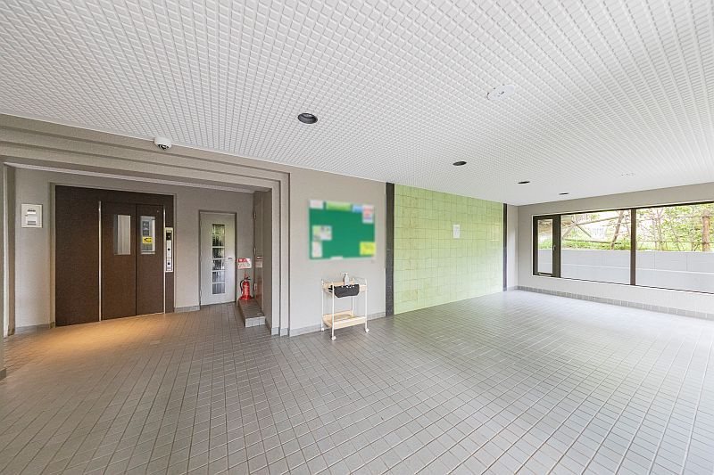 【CASA】藤和コアティ高槻ハイタウンコアB棟 安心のエレベーター完備で、お買い物帰りも快適。緑豊かな窓の外が心を癒し、穏やかな毎日を紡ぎます。