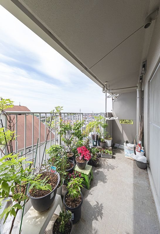 【CASA】藤和コアティ高槻ハイタウンコアB棟 南向きの広々としたバルコニー。日々のお洗濯はもちろん、趣味のガーデニングなど、使い勝手が豊かに広がります。