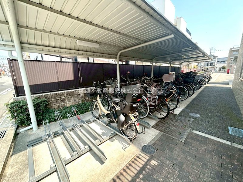 レピア東園田EAST 駐輪場には屋根もございますので、雨にも濡れません。